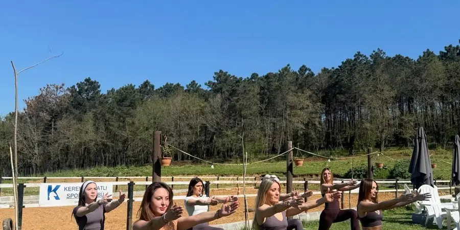 Çimenlikte minderler üstünde grup etkinliği