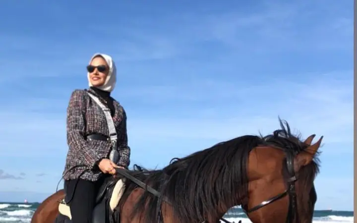 Kumsalda doru atın üstünde binici