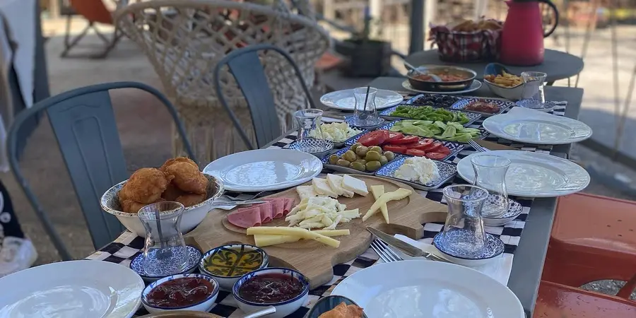 Kapalı terasta serpme köy kahvaltısı