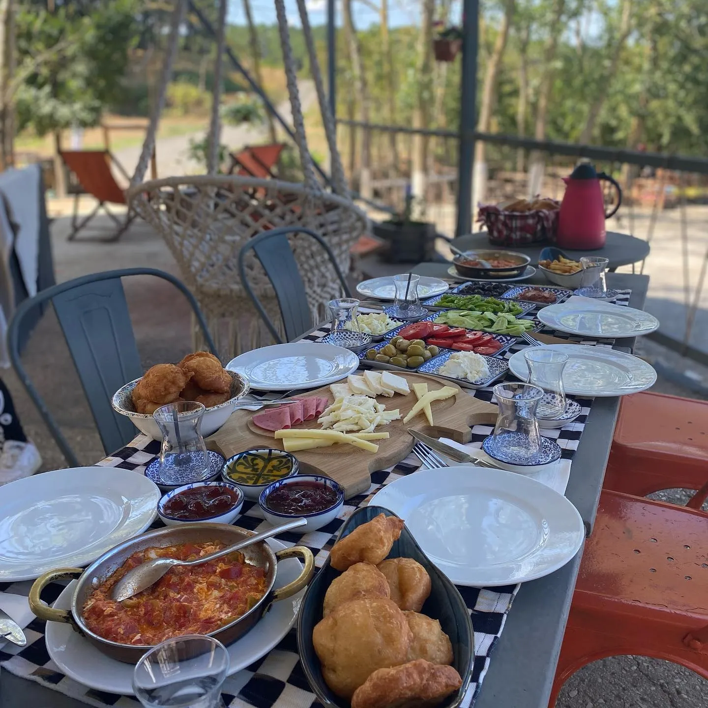 Kapalı terasta serpme köy kahvaltısı